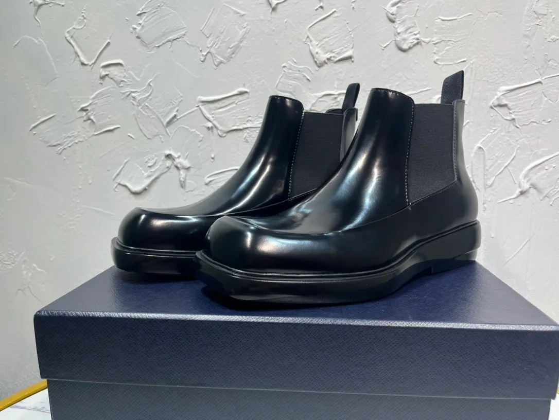 Men's shoes 💰860💰 🔥🔥🔥3990 The latest Prada Derby shoes, Martin boots, micro-marked glossy round-toe spliced ​​loafers, purchased the original one to one development, the outsole is one to one private molding, the fabric is made of imported open edge beads, lining cowhide, foot pad cowhide, sole height 5cm, original rubber foam outsole, code number 39-46